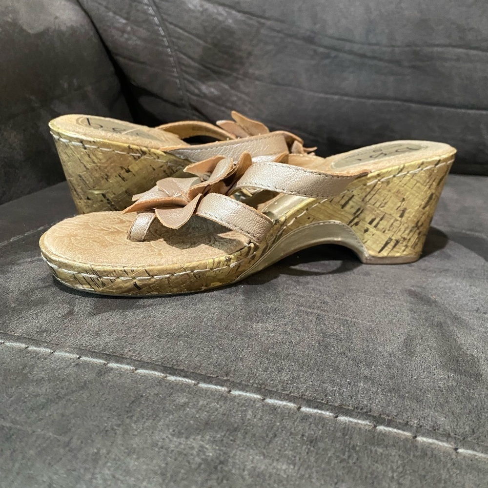 B.O.C. Born Concepts Women's Vivienne Champagne Flower Wedge Sandal Size 7 - Picture 9 of 10